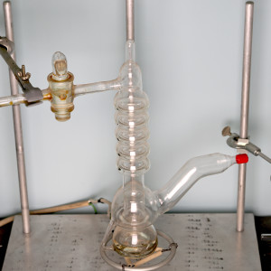 Glass Oil Diffusion Vacuum Pump Table Top High Vacuum with oil stand and heater